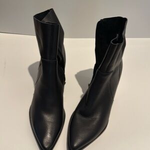 Steve Madden black leather boots like new